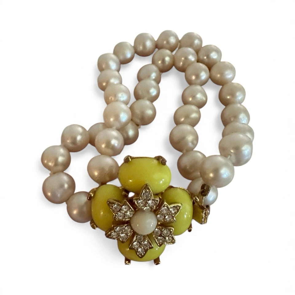 Pulsera de perlas de agua dulce real J.Crew - Esmalte amarillo broche de cristal floral - firmada Foto 1 de 4