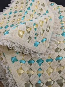 Handarbeit gehäkelt & Satinband Babydecke Spitzenborte 39x33" - Bild 1 von 14