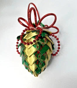Adorno de Navidad vintage hecho a mano de tela plegada cono de pino de 3" dorado verde rojo - Imagen 1 de 7