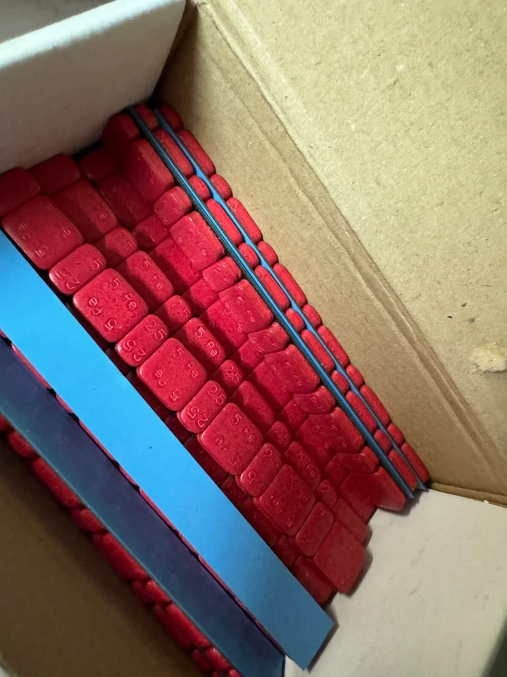 Barretta adesiva/pesi adesivi rossi in ferro per moto 45g 4pz - Immagine 1 di 1