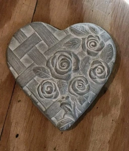 Vintage Isabel Bloom signiert 1999 herzförmig mit Kletterrosen Skulptur  - Bild 1 von 10