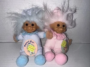 2 Pyjama Troll von Russ Puppe Plüsch in rosa Etikett & blauem Etikett Vintage 5 Zoll - Bild 1 von 6