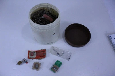  Bañera llena de piezas electrónicas se vende como está para piezas o reparación vintage Foto 1 de 4