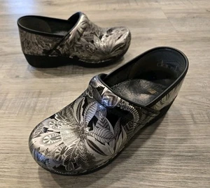 Dansko XP 2.0 Clogs Womens 38 US 8 Black Silver Floral Nursing Slip Resistant - Picture 1 of 16