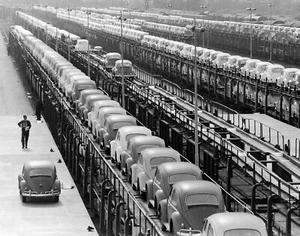 1960 NEW VOLKSWAGENS AT WOLFSBURG FACTORY PHOTO (211-Q) - Picture 1 of 1