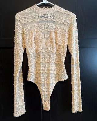 Body para mujer Free People de encaje transparente manga larga medio rosa claro coqueta Foto 1 de 4