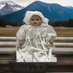 Muñeca bebé vintage de porcelana de los años 70 con vestido de bautizo marcado B9708 por favor leer - Imagen 1 de 11