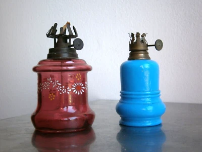 2 Lampe pétrole miniature Verre émaillé opaline déco Luminaire 19°s Ancien - Photo 1/4