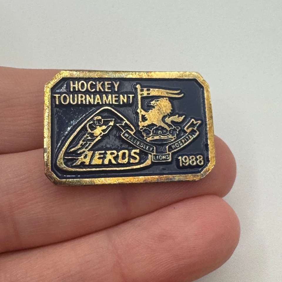Prendedor de solapa esmaltado logotipo del equipo 1988 torneo de hockey aeros vintage azul dorado Foto 1 de 4