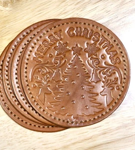 Juego de 4 posavasos de cuero artesanal con diseño navideño, patrón en relieve - Imagen 1 de 5