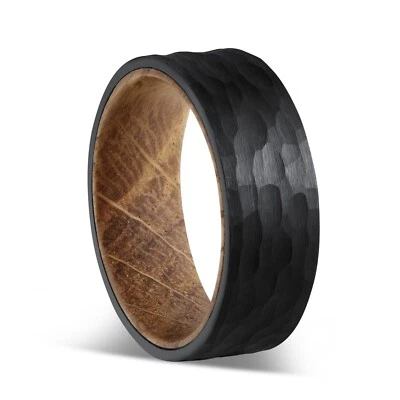 Anillo de boda de madera de barril de whisky negro martillado de 8 mm para hombre Foto 1 de 4