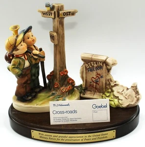 NEW BOX Hummel 331 Crossroads Military Edition SIGNED By Artist CHRISTIAN GOEBEL - Picture 1 of 10