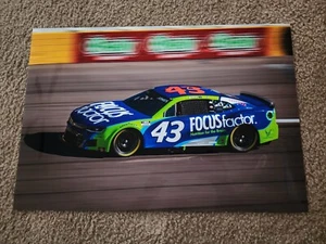 PÓSTER BRILLANTE ERIK JONES #43 FACTOR FOCUS CHEVY CARRERAS EN PISTA 13X19 - Imagen 1 de 1