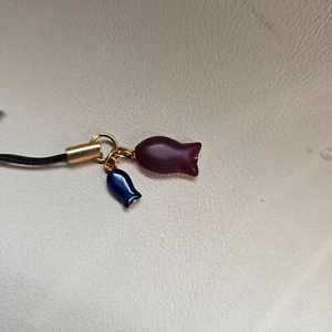 NWT Fish Shaped Red and Blue Stone Phone Charm - Photo 1 sur 2