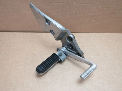 Suzuki Bandit 1200 2004 27,804 miles right riders footrest assembly (15013) - Imagem 1 de 4