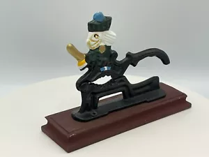 Gusseisen / Metall handbemalter Polizist Nussknacker auf Holzsockel - Deko - Bild 1 von 6