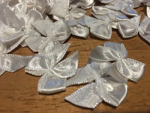 100 PIECES~1990s HQ MINI SATIN RIBBON BOWS~HAND MADE~25MM=1"~ANTIQUE WHITE~AU - Picture 1 of 9