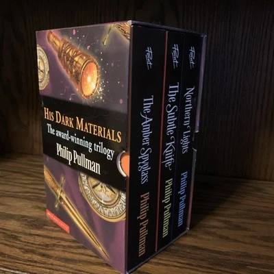 Philip Pullman 'His Dark Materials' Trilogy Paperback Box Set Slip Case - Image 1 of 4