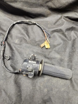 INTERRUPTOR DE ENCENDIDO DERECHO YAMAHA RD 400 TUBO ACELERADOR DE GAS MANGO DERECHO INTERRUPTOR CONTROLES Foto 1 de 4