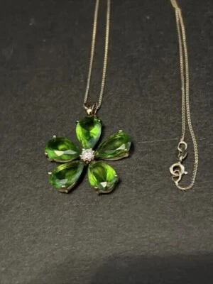 Colgante de regalo para mujer de peridoto creado en laboratorio enchapado en oro amarillo de 14 quilates talla pera de 3 quilates Foto 1 de 4