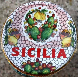 MAGNETE DA FRIGO FRIDGE MAGNET. PIATTINO. 6 CM.SICILIA FRUTTI FICODINDIA E MELOG - Foto 1 di 1