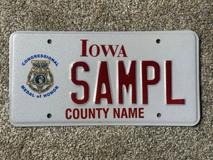 IOWA Nummernschild * MUSTER * EHRENMEDAILLE DES KONGRESSES MUSTER / LANDKREISNAME - Bild 1 von 1