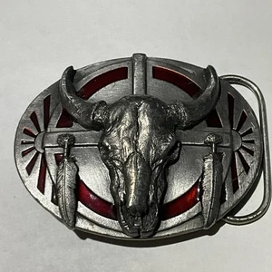 De colección 1986 Siskiyou Cinturón Hebilla Calavera Búfalo Con Plumas y Esmalte Rojo - Imagen 1 de 2