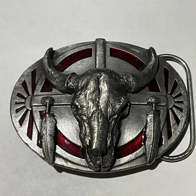 Fivela de cinto vintage 1986 Siskiyou crânio de búfalo com penas e esmalte vermelho - Imagem 1 de 2