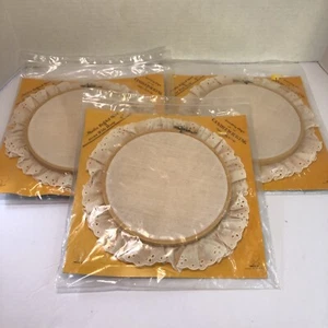 Pintura bordada Candlewick 3 aros con volantes de muselina de 6" - Imagen 1 de 4