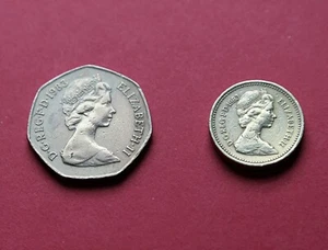 1983 Great Britain Pound & 1983 50 Pence, 2 Coin Lot, In Card Flips - Picture 1 of 2