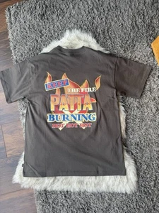 Camiseta PATTA Keep the Fire Burning | Cuervo | Talla M/Mediana | Negra Desteñida - Imagen 1 de 8