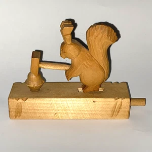 Vintage handgeschnitztes Bewegungsspielzeug aus Holz ~ Eichhörnchen knackt Eichel Nuss - Bild 1 von 9
