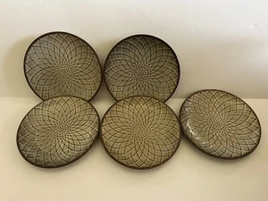 SET 5 PIATTI INSALATA PIER 1 REATTIVI 8" BEIGE MARRONE SPIRALI GEOMETRICHE TESTURIZZATE - Foto 1 di 7