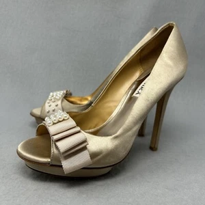 BADGLEY MISCHKA Women’s size 6.5 open-toe beige satin PEARL pumps shoes heels - Picture 1 of 14