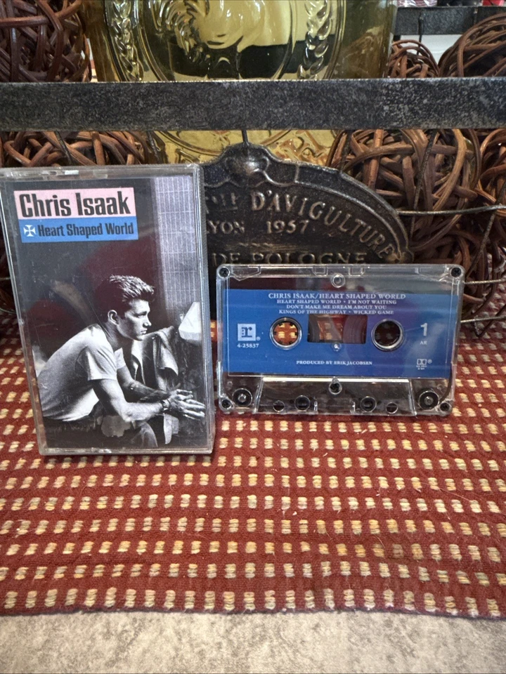 Chris Isaak - Heart Shaped World Cassette Tape - Imagem 1 de 1