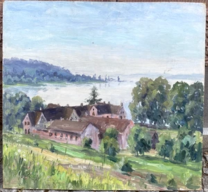 ::SIGNIERTES ÖLGEMÄLDE 1956 DORF AM RANDE EINES SEES BERGE BÄUME UND FELDER - Bild 1 von 7