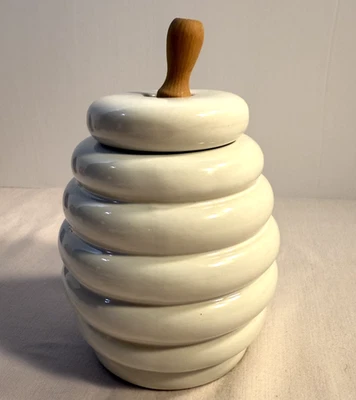 Tarro de miel vintage blanco de 6" de alto con tapa y cucharón de miel de madera Foto 1 de 4