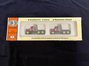 HO Scale Con-Cor Royal American Shows Peterbilt Tractors 2 Pack #8138 - Picture 1 of 8