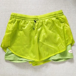NIKE RUNNING Atomic Green ICON CLASH TEMPO LUXE PANTALONES CORTOS DE TIRO MEDIO PARA MUJER Medianos - Imagen 1 de 10