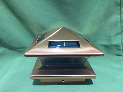 Luz LED solar de gama alta Greenlighting Pinnacle para 4 x 4 postes de madera Foto 1 de 4