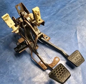 1999-2002 CAMARO FIREBIRD CLUTCH BRAKE PEDAL ASSEMBLY 3.8 V6 T5 WIRE THROTTLE - Picture 1 of 10