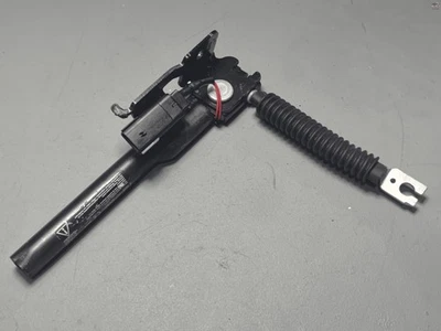 FRONT PASSENGER SIDE SEAT BELT SEATBELT PRETENSIONER 2013-2019 FORD EXPLORER OEM - Image 1 of 4