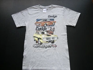 Dodge '74 Charger R/T kurzärmeliges T-Shirt, grau, Größe Small (S), Jerzees-Etikett - Bild 1 von 21