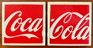NUOVI 2 Sottobicchieri Coca-Cola Ceramica Smalto Rosso 41/4" Quadrati con Feltro RARI - Foto 1 di 4