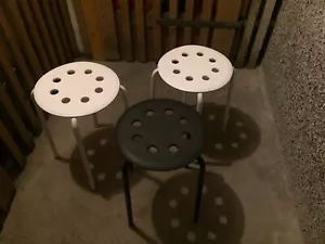 3 Ikea-Hocker , 2 weiß, 1 schwarz - Bild 1 von 1