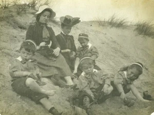 France Calais Mother & Children on Sand Dune Beach Old Photo 1900 - Picture 1 of 3