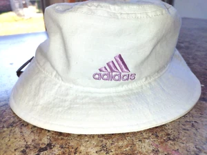NUOVO Cappello Adidas Donna Core Essentials Bucket Bianco Rosa Logo 22" Circonferenza - Foto 1 di 6