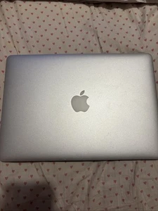 2015 Apple MacBook Air 13" 1.6GHz Core i5 - 8GB RAM - 128GB SSD - macOS Monterey - Picture 1 of 4