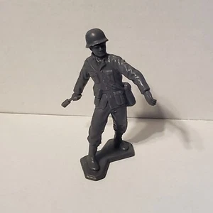 1963 Louis Marx Segunda Guerra Mundial Segunda Guerra Mundial Gris Soldado Alemán 60MM Figura Gernader - Imagen 1 de 3