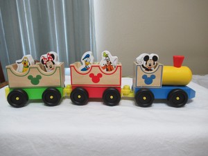 MELISSA & DOUG MICKEY MOUSE TRAIN & 5 WOOD FIGURES ECELLENT USED CONDITION (AD43